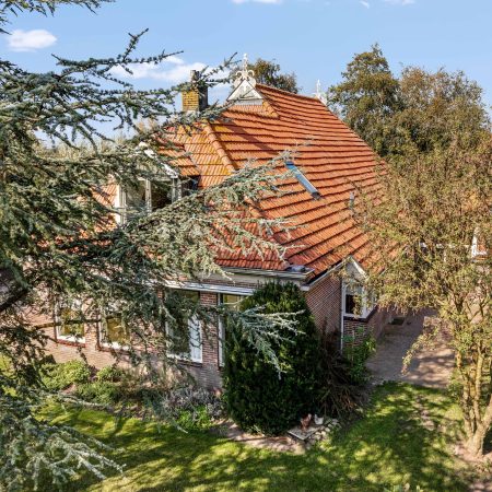 Zandhuizen, woonboerderij op mooie ruime kavel. Verkocht!