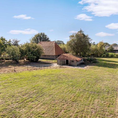 Zandhuizen, woonboerderij op mooie ruime kavel. Verkocht!