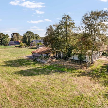 Zandhuizen, woonboerderij op mooie ruime kavel. Verkocht!