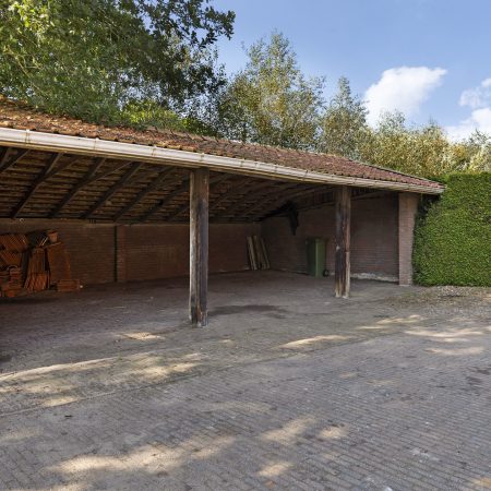 Zandhuizen, woonboerderij op mooie ruime kavel. Verkocht!