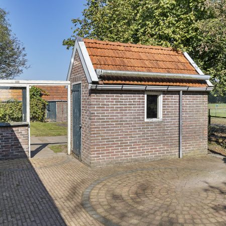 Zandhuizen, woonboerderij op mooie ruime kavel. Verkocht!