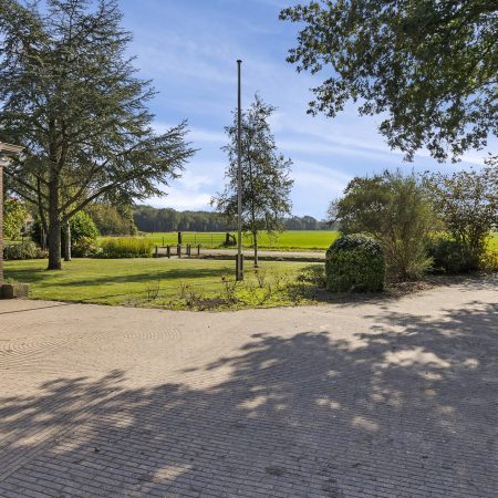 Zandhuizen, woonboerderij op mooie ruime kavel. Verkocht!