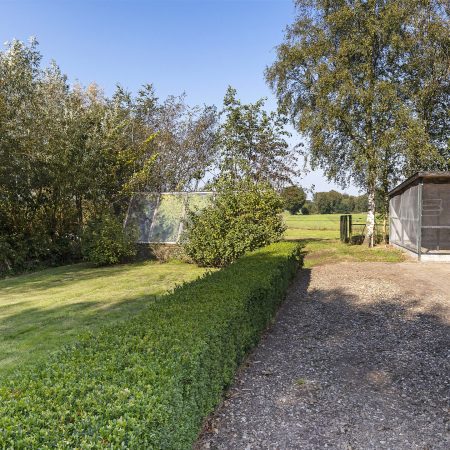 Zandhuizen, woonboerderij op mooie ruime kavel. Verkocht!