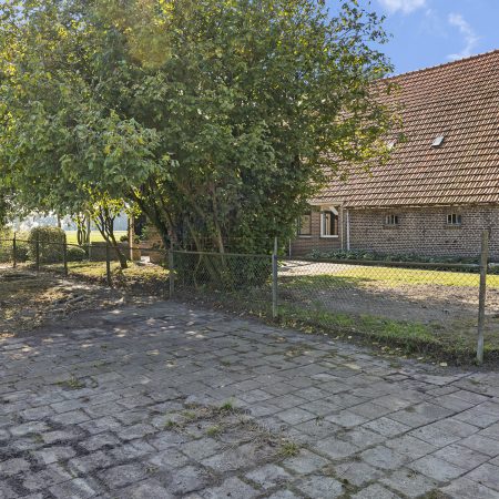 Zandhuizen, woonboerderij op mooie ruime kavel. Verkocht!