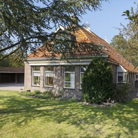 Zandhuizen, woonboerderij op mooie ruime kavel. Verkocht!
