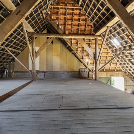 Zandhuizen, woonboerderij op mooie ruime kavel. Verkocht!