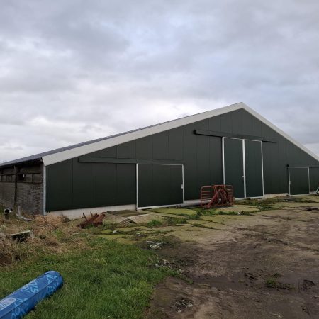 Molkwerum, vrij gelegen melkveebedrijf op 46 hectare kleigrond (verkocht onder voorbehoud).