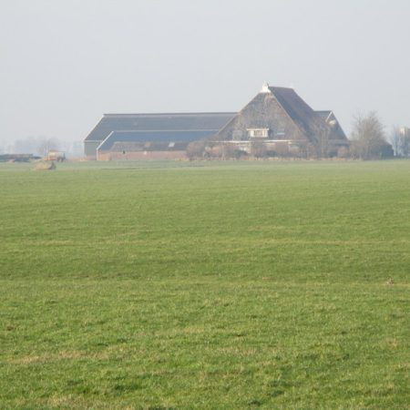 Molkwerum, vrij gelegen melkveebedrijf op 46 hectare kleigrond (verkocht onder voorbehoud).