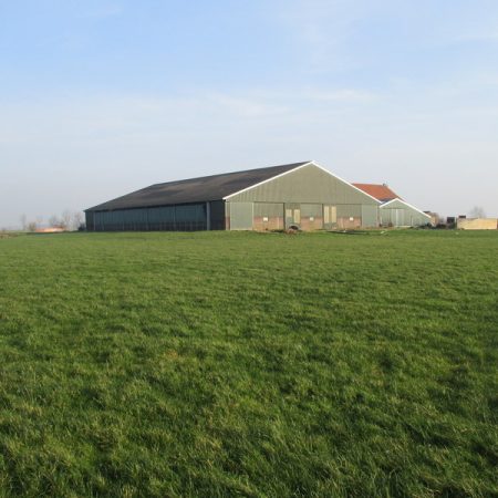 Molkwerum, vrij gelegen melkveebedrijf op 46 hectare kleigrond (verkocht onder voorbehoud).