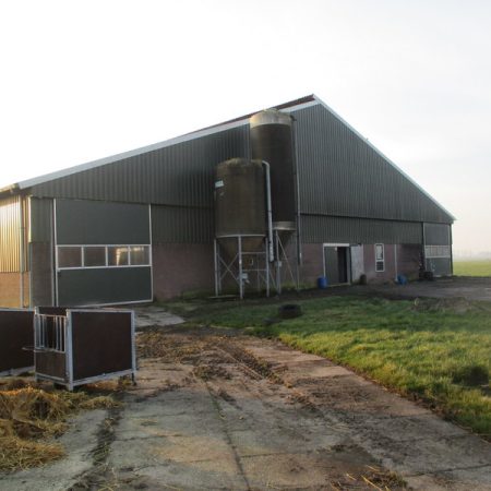 Molkwerum, vrij gelegen melkveebedrijf op 46 hectare kleigrond (verkocht onder voorbehoud).