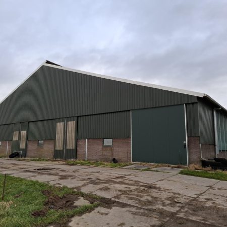 Molkwerum, vrij gelegen melkveebedrijf op 46 hectare kleigrond (verkocht onder voorbehoud).