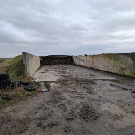 Molkwerum, vrij gelegen melkveebedrijf op 46 hectare kleigrond (verkocht onder voorbehoud).