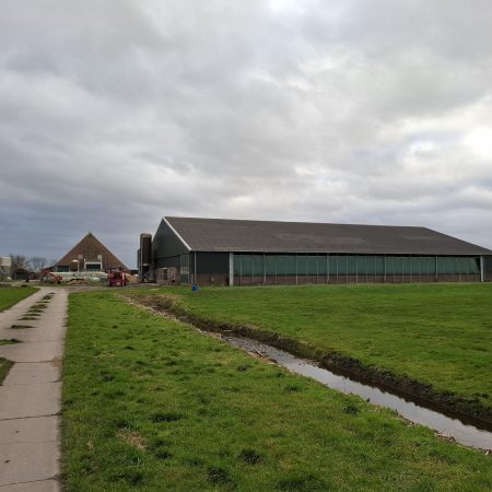 Molkwerum, vrij gelegen melkveebedrijf op 46 hectare kleigrond (verkocht onder voorbehoud).